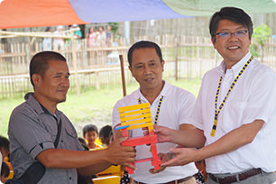 両代表から椅子の贈呈